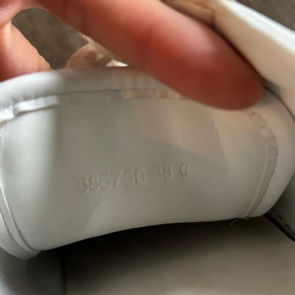 Gucci White Sneakers with Red and Green Stripes - US 8 - Picture 6 of 11